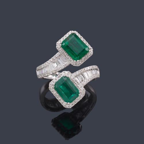 Lote 2275
Anillo 'tu y yo' con pareja de esmeraldas de aprox. 4,06 ct con diamantes talla brillante y baguette de aprox. 0,81 ct en total.