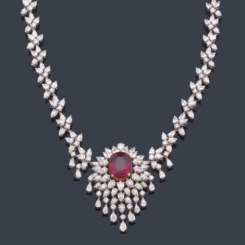  Collar largo con rubelita talla oval de aprox. 10,85 ct y diamantes talla brillante y perilla de aprox. 29,95 ct en total.