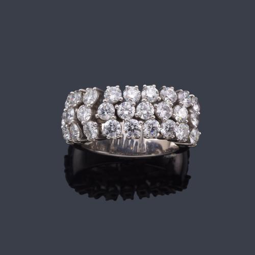  Anillo con tres bandas de brillantes articuladas de aprox. 2,70 ct en total.