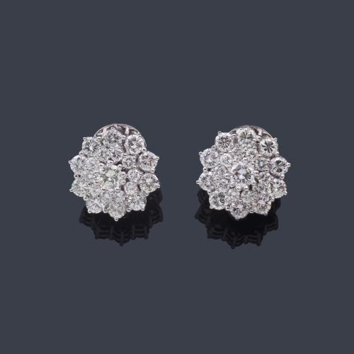  Pendientes cortos con diseño de rosetón con brillantes de aprox. 5,70 ct en total.