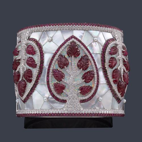 Lote 2292
Excepcional brazalete con ópalos, madre perla, rubíes talla redonda y en forma de hoja de aprox. 36,20 ct en total y brillantes de aprox. 12,03 ct en total en montura de oro blanco de 18K.
