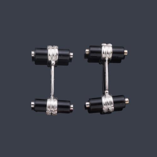  Gemelos con cuatro piezas tubulares de ónix y banda de brillantes en montura de oro blanco de 18K.
Contraste francés.