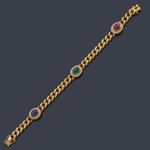  Pulsera con esmeralda, rubí y zafiro talla cabujón con orla de brillantes realizada en oro amarillo de 18K.