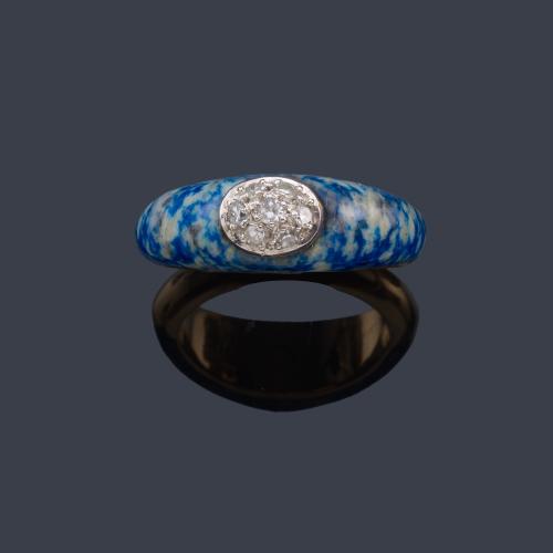 Lote 2329
Anillo con pieza de gema dura con centro de pavé de brillantes en montura de oro amarillo de 18K.