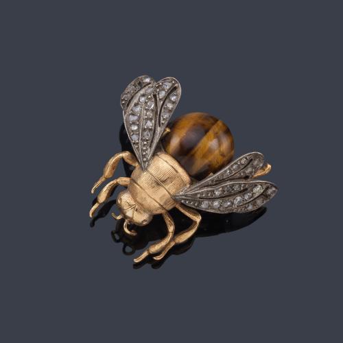  Broche en forma de abejorro con pieza pulida 'ojo de tigre' y diamantes talla rosa.