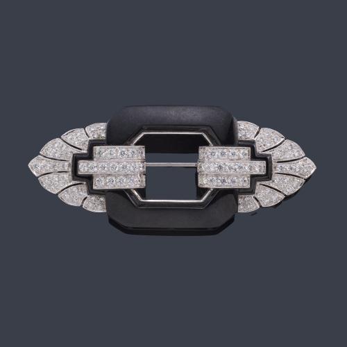 Lote 2347
Broche estilo 'art decó' con brillantes de aprox. 1,30 ct en total y ónix en montura de oro blanco de 18K.