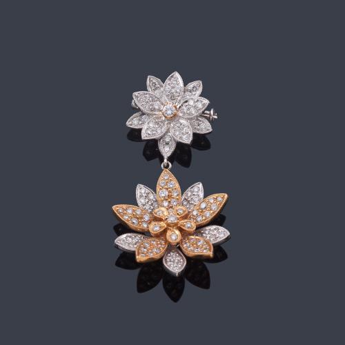 Lote 2350
NIRO
Broche colgante con pareja de motivos floral cuajados de brillantes de aprox. 1,54 ct en total.