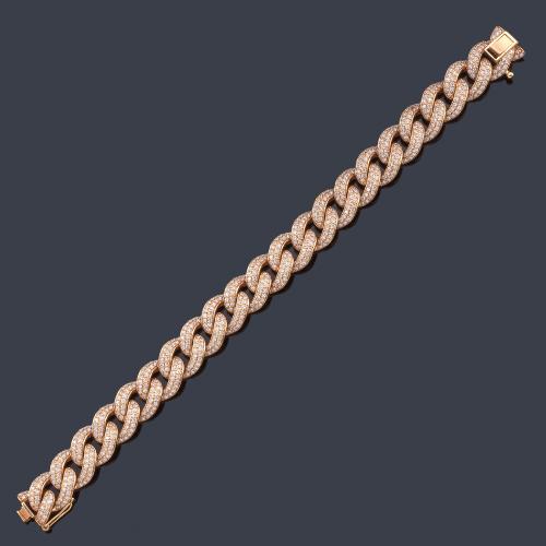 Lote 2356
Pulsera con eslabones en forma de cadeneta con cuajado de brillantes de aprox. 5,43 ct en total.