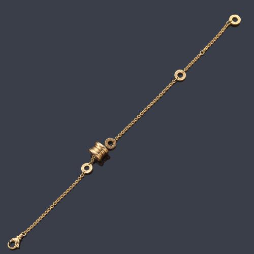 Lote 2364
BVLGARI
Pulsera de la colección 'B.ZER0' con motivo central tubular con el nombre de la firma, realizado en oro amarillo de 18K.