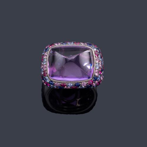 Lote 2393
Anillo con amatista central talla 'pain de sucre' sobre montura cuajada de zafiros multicolor en montura de oro gris de 18K.