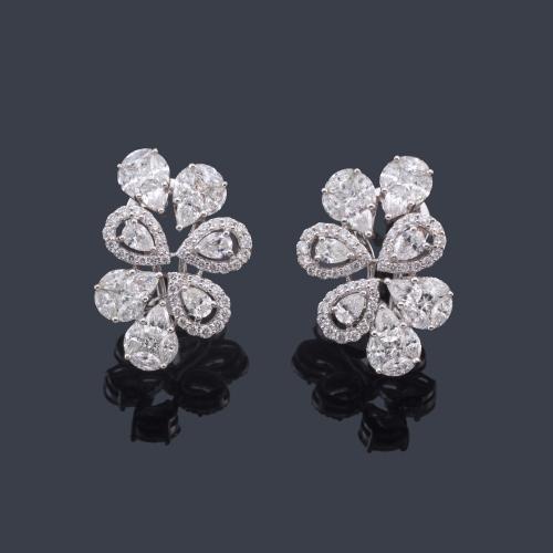  Pendientes con diseño floral con diamantes talla brillante, princesa y perilla de aprox. 3,21 ct en total.