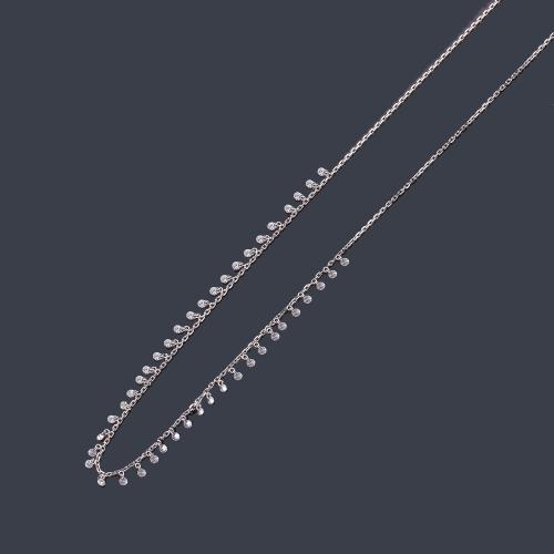 Lote 2399
Collar con brillantes de aprox. 1,00 ct en total en montura y cadena de oro blanco de 18K y platino.