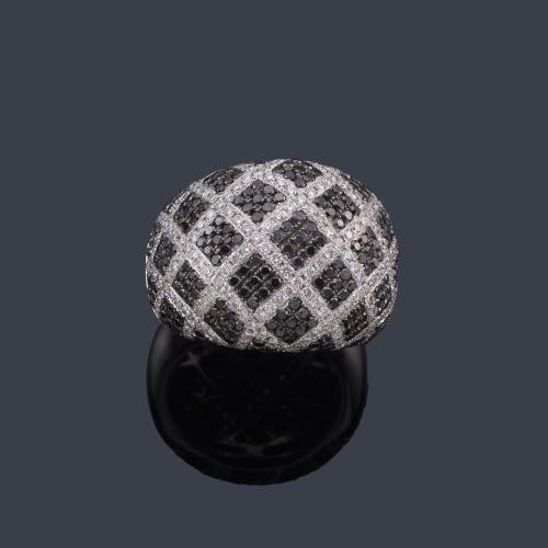  Anillo bombé con diseño de damero con brillantes incoloros y negros en montura de oro blanco de 18K.