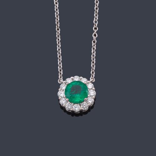  Colgante con esmeralda central de aprox. 0,66 cy y orla de brillantes de aprox. 0,31 ct en total.