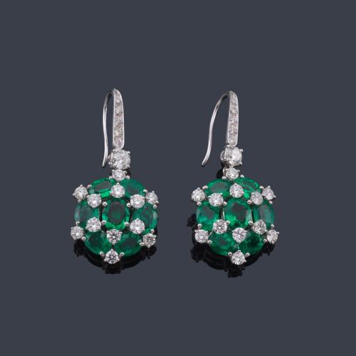  Pendientes largos con esmeraldas talla oval de aprox. 7,75 ct en total y brillantes de aprox. 3,18 ct en total.