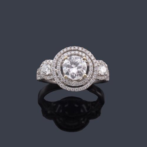  Anillo con brillante central de aprox. 0,87 ct con doble orla y banda en ambos brazos de brillantitos.