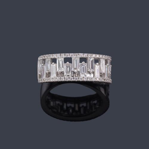  Anillo con diseño tipo greca con diamantes talla brillante y baguette de aprox. 1,63 ct en total.