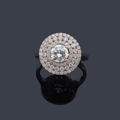  Anillo con brillante central de aprox. 0,70 ct y triple orla de brillantitos.