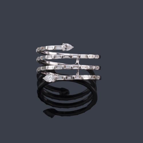  Anillo con diseño de serpiente enroscada con diamantes talla baguette y perilla de aprox. 0,84 ct en total.