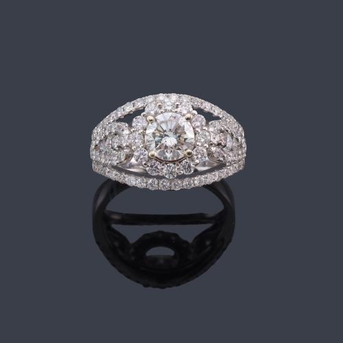  Anillo con brillante central de aprox. 0,70 ct con orla y brazos de brillantes de aprox. 0,90 ct en total.