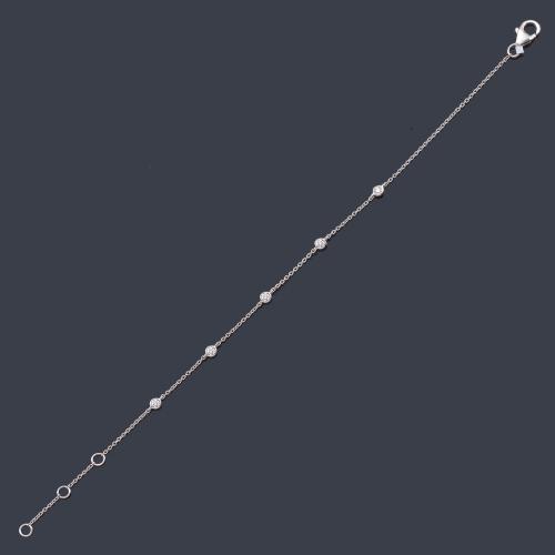  Pulsera con cinco brillantes de aprox. 0,16 ct en total.