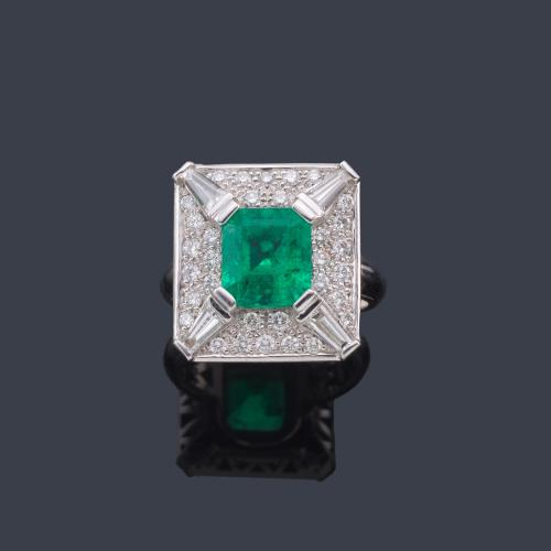  Anillo con esmeralda Colombiana central de aprox. 1,99 ct sobre pavé de brillantes y cuatro diamantes talla baguette de aprox. 1,21 ct en total, en montura de oro blanco de 18K. Certificado HRD.