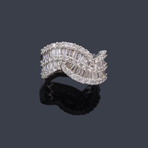  Anillo con doble banda ondulada de diamantes talla brillante y baguette de aprox. 1,40 ct en total.