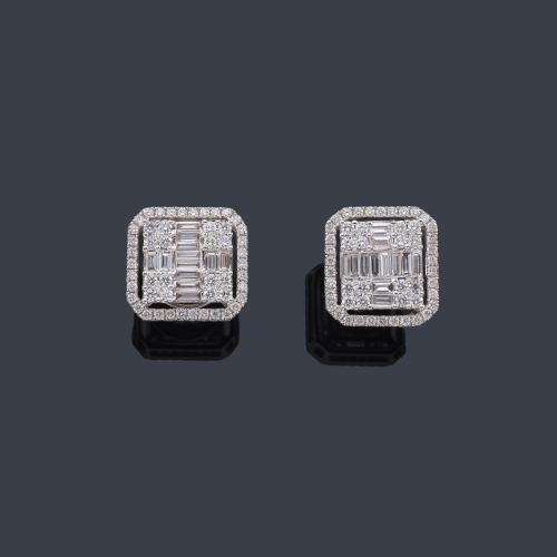  Pendientes cortos con diamantes talla brillante y baguette de aprox. 2,10 ct en total.