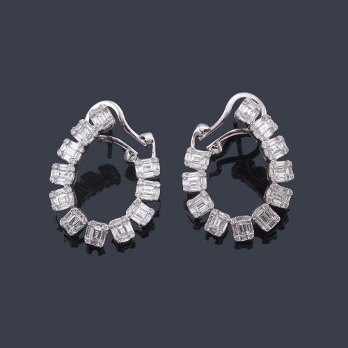  Pendientes tipo criolla con banda curvada de diamantes talla baguette y brillante de aprox. 1,94 ct en total.