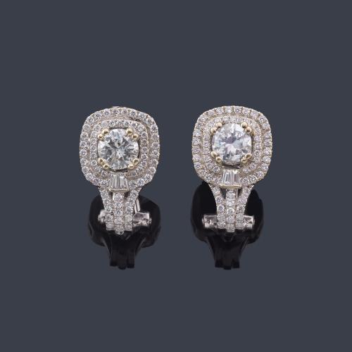  Pendientes cortos con pareja de brillantes de aprox. 0,60 ct en total con doble orla de diamantes, en montura de oro blanco de 18K.