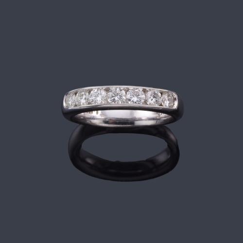  Media alianza con banda de brillantes de aprox. 0,70 ct en total en montura de oro blanco de 18K.