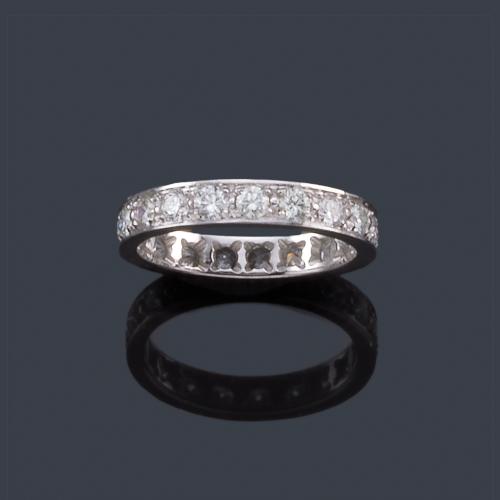 Lote 2427
Alianza completa con banda de brillantes de aprox. 1,40 ct en montura de oro blanco de 18K.