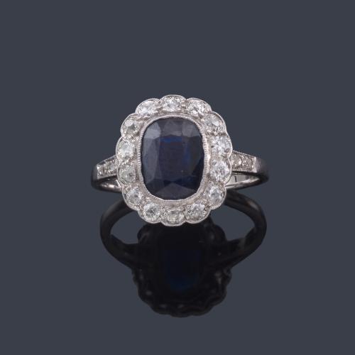  Anillo con zafiro talla oval de aprox. 1,80 ct con orla de diamantes talla antigua.