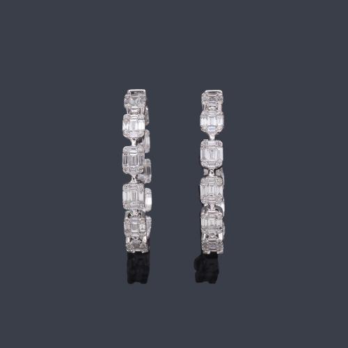  Pendiente tipo criolla con banda de diamantes talla baguette y brillante de aprox. 1,43 ct en total.