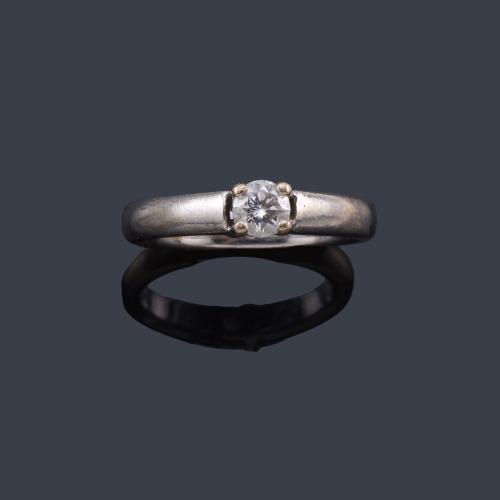  Solitario con brillante de aprox. 0,30 ct en montura de oro blanco de 18K.