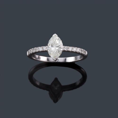  Anillo con diamante talla marquís de aprox. 0,85 ct y banda de brillantes en ambos lados de aprox. 0,15 ct en total.