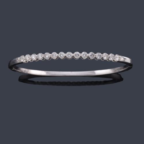  Pulsera con banda de brillantes de aprox. 0,75 ct en total en montura de oro blanco de 18K.