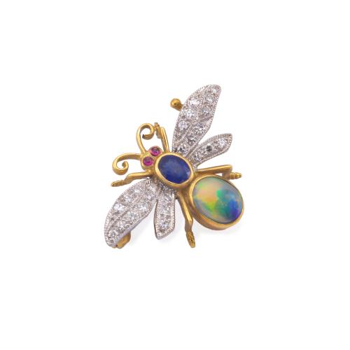  Broche en forma de mariposa con ópalo, zafiro y brillantes en montura de oro blanco y amarillo de 18K.
