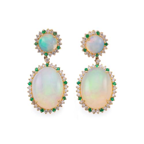  Pendientes largos con cuatro ópalos talla cabujón de aprox. 13,05 ct y orla de brillantes intercalado con esmeraldas de aprox. 0,82 ct en total.
