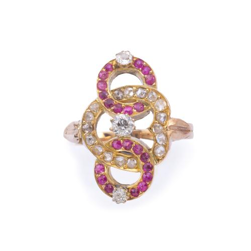  Anillo con tres círculos con diamantes talla rosa, antigua y rubíes en montura de oro amarillo de 18K. Años '40.