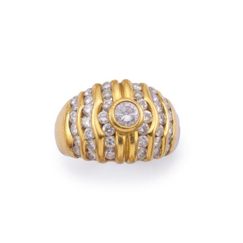  Anillo bombé con brillantes de aprox. 1,10 ct en total realizado en oro amarillo de 18K.