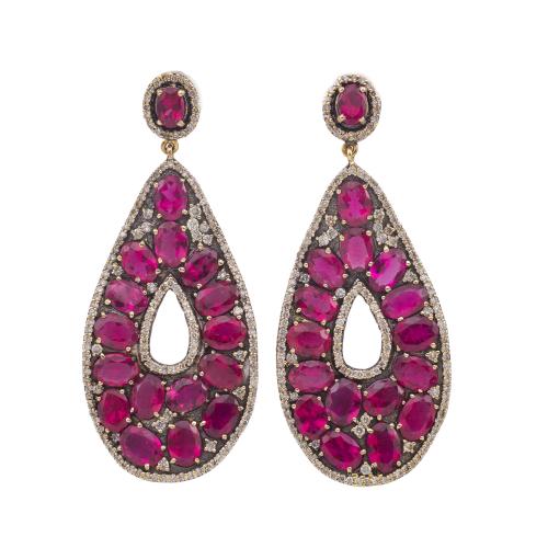  Pendientes largos con rubíes talla oval y brillantes en montura de oro amarillo de 18K.