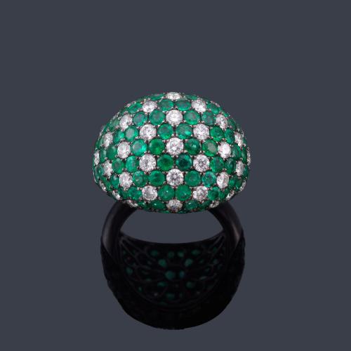 Lote 2450
Anillo bombé con esmeraldas de aprox. 4,60 ct en total intercalado con brillantes de aprox. 1,87 ct en total.