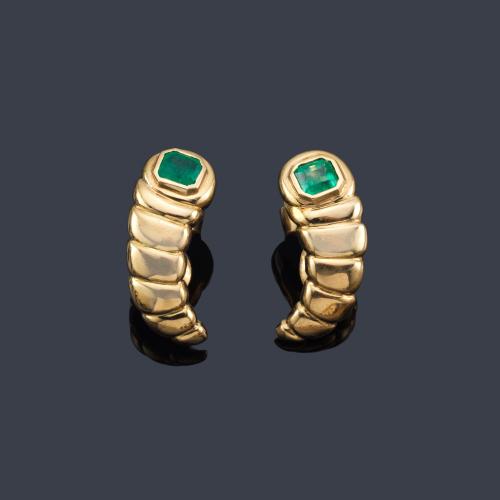  Pendientes cortos con dos esmeraldas y diseño gallonado en montura de oro amarillo de 18K.