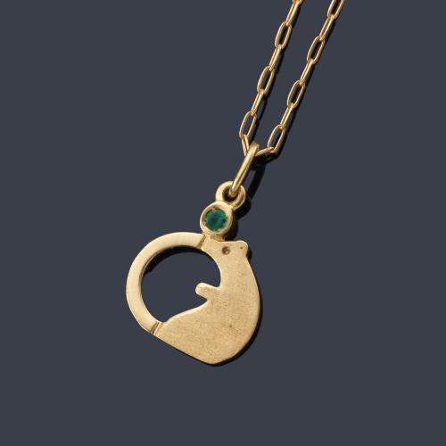  Colgante con el logotipo 'Cajamadrid' en oro amarillo de 18K.
Con cadena de oro amarillo.