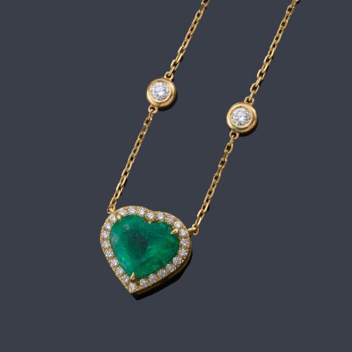  Broche en forma de mariposa con pavé de rubíes, esmeraldas y zafiro central talla marquís, en montura de oro blanco y amarillo de 18K.