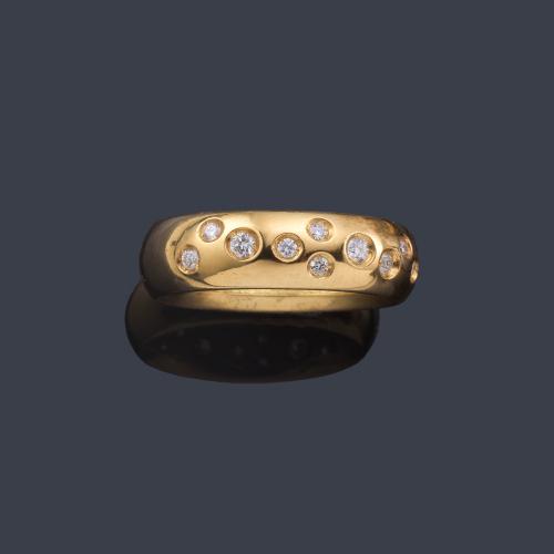  Anillo con frente salpicado de brillantes engastados a la rusa en montura de oro amarillo de 18K.