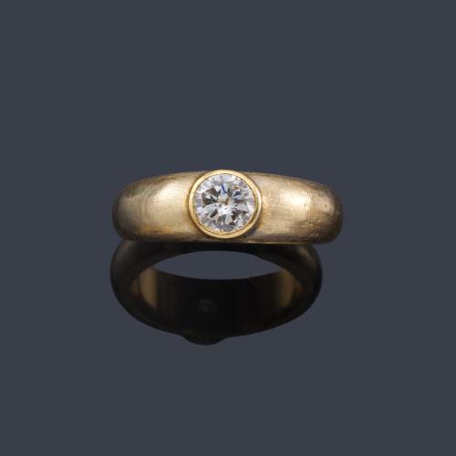  Solitario con brillante de aprox. 0,70 ct engastado en bisel.