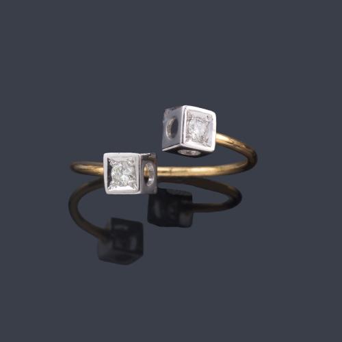  Anillo con doble remate en forma de dados con brillantes en montura de oro amarillo de 18K.