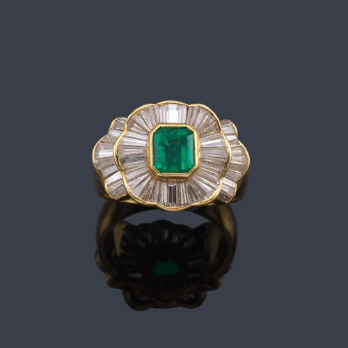 Lote 2461
Anillo con esmeralda Colombiana talla rectangular de aprox. 1,20 ct con diamantes talla trapecio de aprox. 2,00 ct en total.